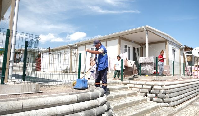 Yalova Belediyesi, Konteyner Kentte Kapsamlı Temizlik Çalışması Gerçekleştirdi