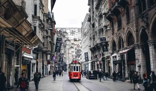 İstiklal Caddesi'nde Yeni Dönem: Bataryalı Tramvaylar Hizmete Giriş Yapıyor!