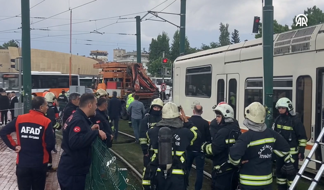 Tramvay Üzerine Yıldırım Düştü: Gaziantep'te Yangın Paniği!