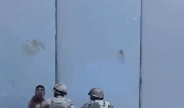 Mısır Askerleri, Sınıra Yönelmek İsteyen Filistinliyi Dövdü!