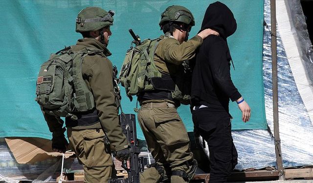 Batı Şeria'da Aralarında Çocukların da Olduğu 30 Filistinli Gözaltına Alındı