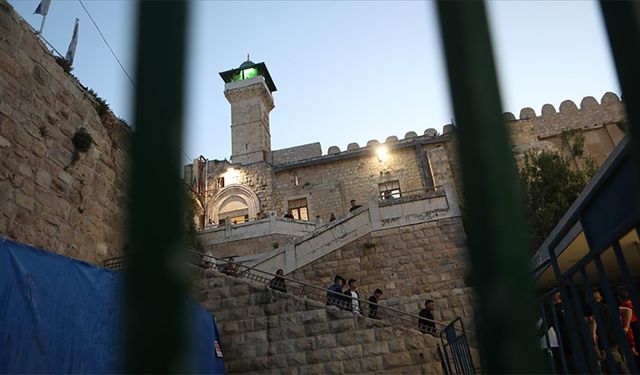 El Halil Vakıflar Müdürü, İsrail makamlarının İbrahim Camisi'nin avlusunun üzerini örttüğünü söyledi.
