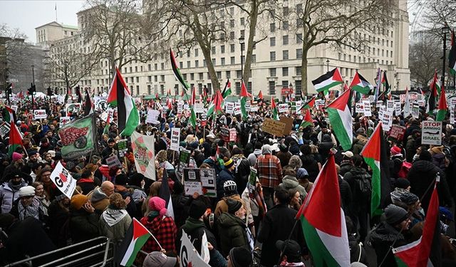 Berlin’de Binlerce Kişi, Gazze’ye Saldırılara ve Ateşkese Karşı Zafer Yürüyüşü Düzenledi.