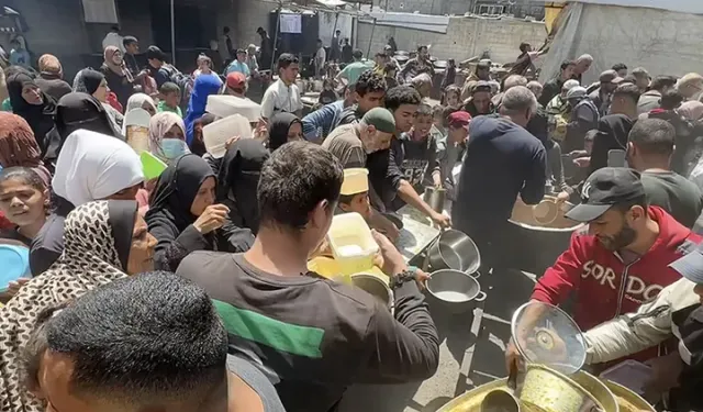 Nusayrat Kampı’nda Sıcak Yemek Dağıtımı Yapıldı.