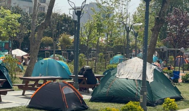Deprem korkusu sürüyor: Vatandaşlar park ve araçlarda.