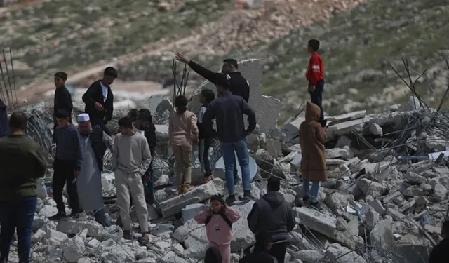 İsrail ordusu Ramallah’ta Filistinli ailenin evini yıktı.