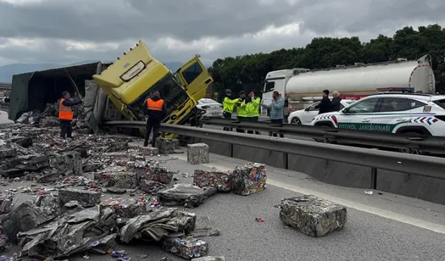 Kartepe’de hurda yüklü tır devrildi: Trafik aksadı.