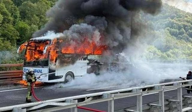Seyir halindeki yolcu otobüsü alev aldı.