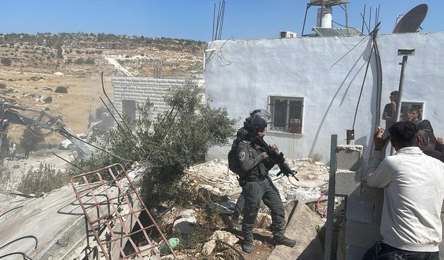 Siyonist rejim Batı Şeria’da Filistinlilere ait beş evi yıktı