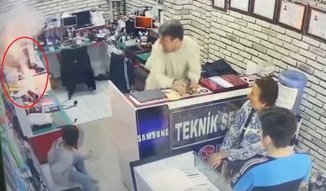 Telefon tamirhanesinde bataryanın patlama anı kameralara yansıdı