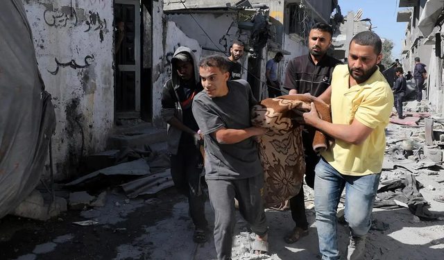 Siyonist Savaş Uçakları Gazze’de Sivil Aracı Vurdu: 10 Filistinli Şehit