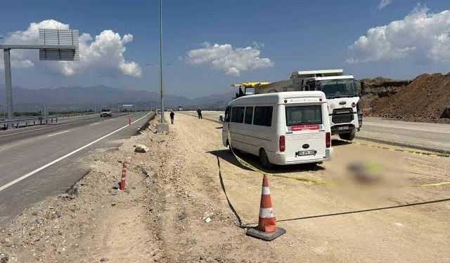 Servis Minibüsü Geri Manevrada Can Aldı