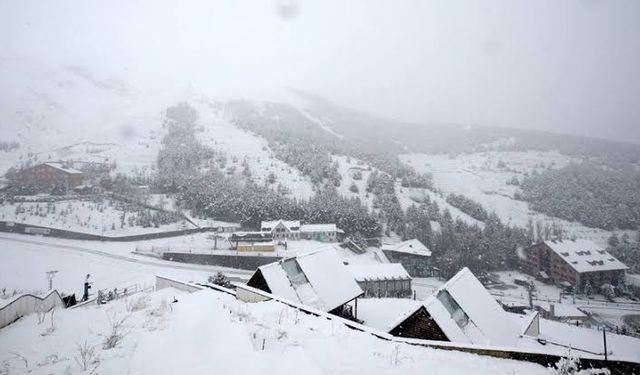 Mayıs'ta Kar Yağışı Erzurum ve Çevresini Beyaza Bürüdü.