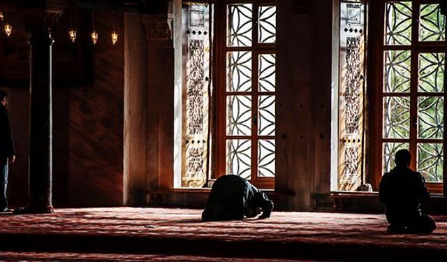 Namazda İtikâf Sünnetini Hatırlayan Ne Yapmalı? İşte Ulemanın Görüşü