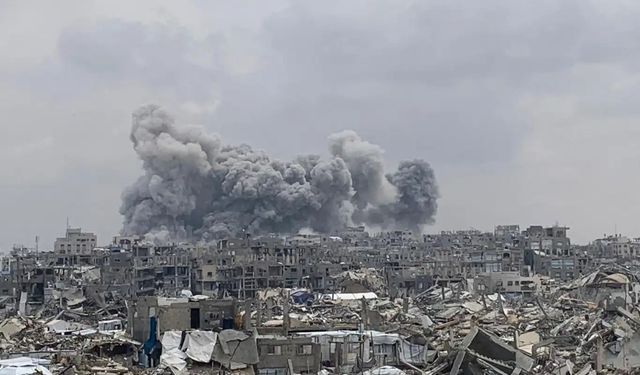 Gazze'deki binalar şidetli bir şekilde patlatılıyor