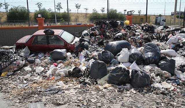 İzmir'de Atıklar Sokakları Kapladı: Araç Geçişi Zorlaştı, Esnaf Yangın Endişesi Taşıyor
