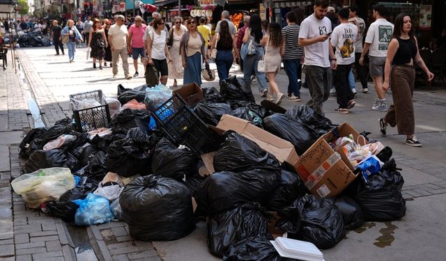 İzmir’de Hayat Durdu: 23 Bin İşçi Grevde, Çöp Yığınları Sokakta"