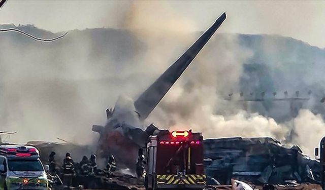 Hindistan’da Yolcu Uçağı Yerleşim Alanına Düştü: 244 Kişi Bulunuyordu