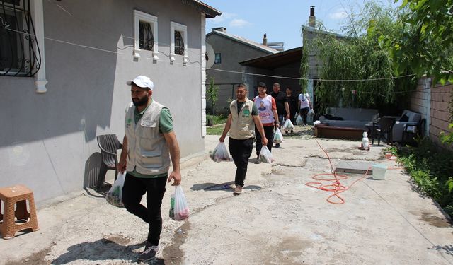 Umut Kervanı Ağrı Derneği yüzlerce aileye kurban eti dağıtımı gerçekleştirdi