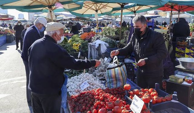 Yalova Pazarı Yazın Renklerini Sunuyor: Karpuz 10 TL, Kiraz 200 TL!