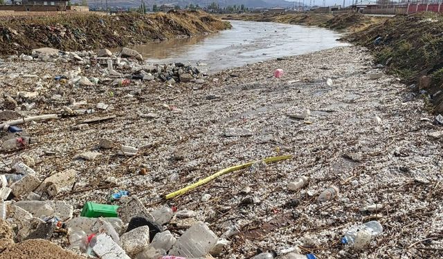 Doğubayazıt’ta sağanak yağış sele neden oldu