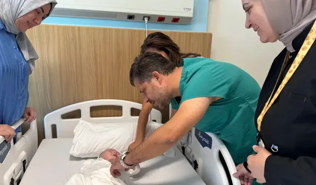 Gaziantep’te kalbi göğüs kafesi dışında doğan bebek kurtarıldı
