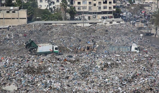 İşgalci Kamyonlar Gazze’ye Çöp Döktü