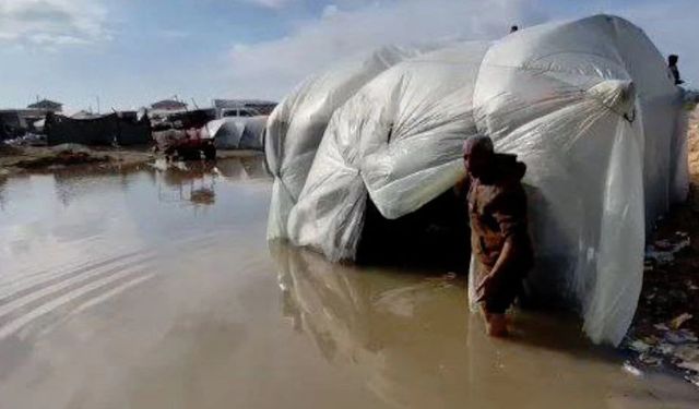 Gazze’de Çadır Kentler Sular Altında: 288 Bin Aile Felaketle Boğuşuyor