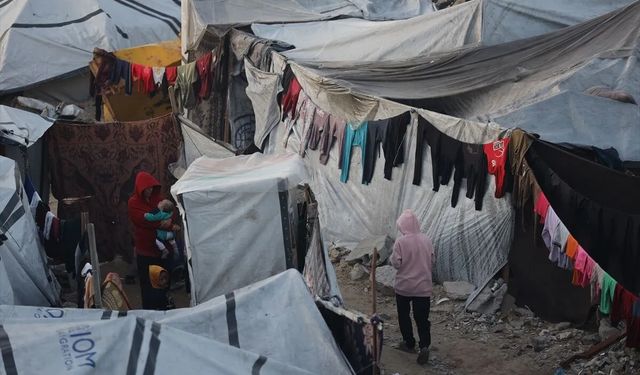 Gazze’de hayat enkaz arasında sürüyor