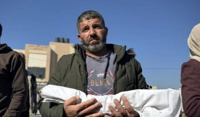 Gazze’de Dondurucu Soğuk Can Almaya Devam Ediyor: 7 Günlük Bebek Hayatını Kaybetti
