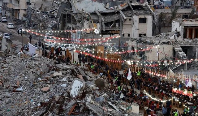 Gazze’de Enkazın Gölgesinde Ramazan: Çadırlarda Kurulan Sofralar Umudu Yaşatıyor