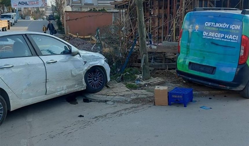 Yalova Çiftlikköy’de seçim aracı otomobile çarptı