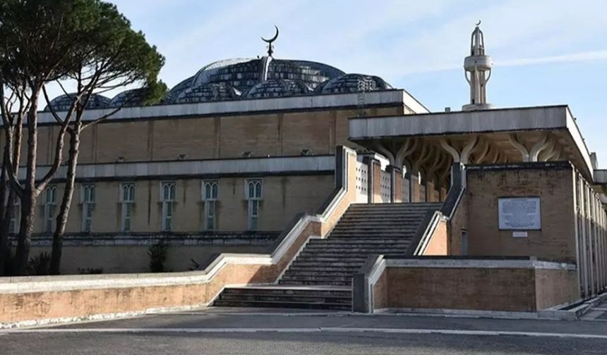 Türkiye'de Arapça Tabelaları İndirenler İtalya'da Camileri Kapatıyor