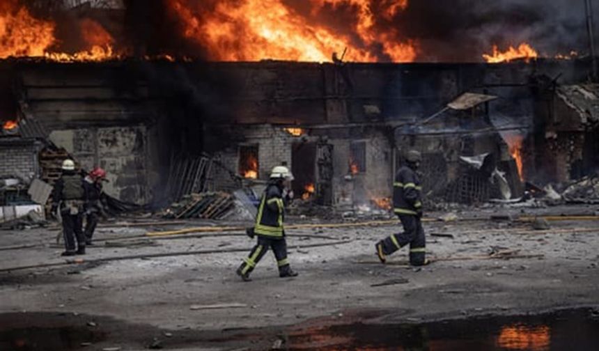 Ukrayna, Rusya'nın İlhak Ettiği Luhansk Kentindeki Petrol Deposuna Füze Saldırısı Düzenledi.