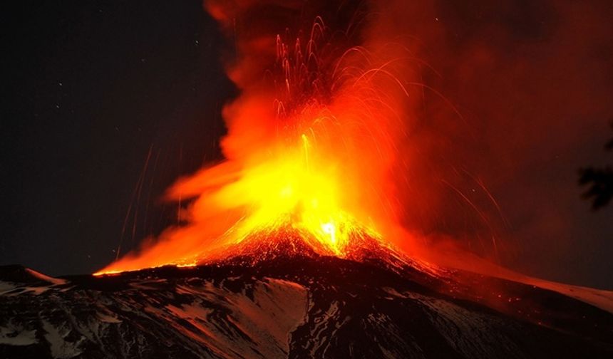Etna Yanardağı Patlaması Sonrası Catania Havaalanı'nda Uçuşlar Askıya Alındı!