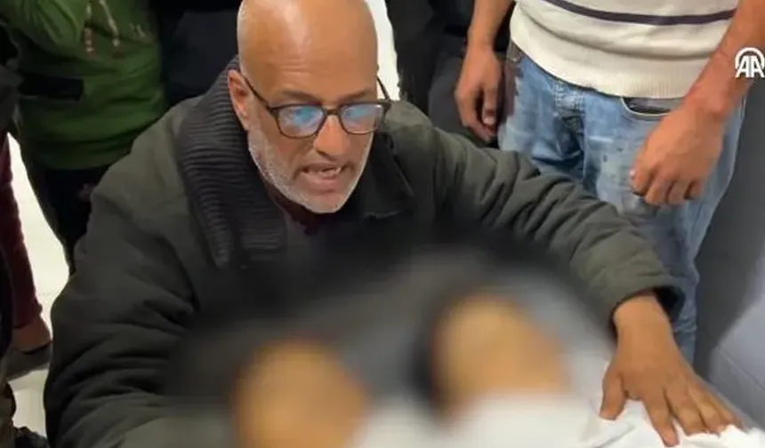 "Onlara Ancak Cennette Serçe Olmak Yaraşır": Filistinli Baba, Şehit Olan Çocuklarına Gözyaşlarıyla Veda Etti