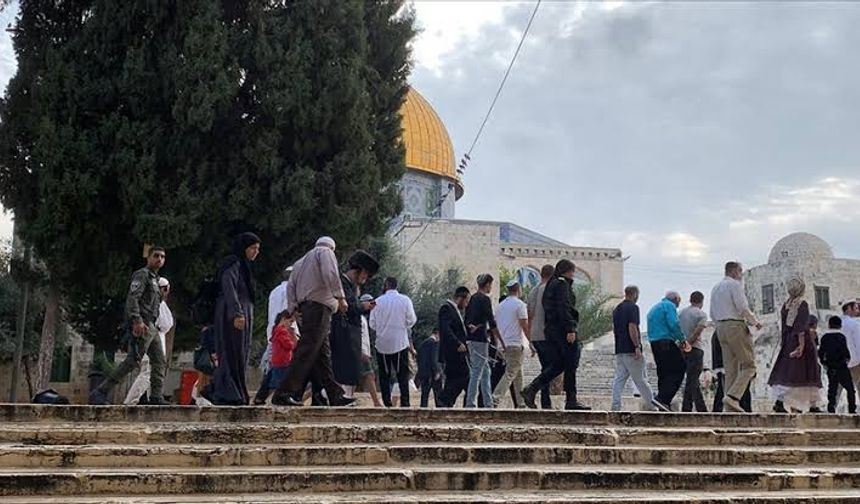 Yerleşimciler Mescid-i Aksa'ya saldırdı, işgal polisi ibadeti engelledi.