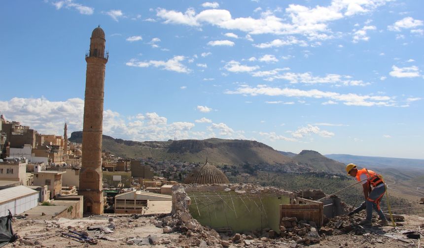 Tarihi kent Mardin’in açık hava müzesine bürünmesi için betonarme binaların yıkımı yapılıyor