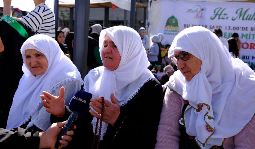 Van’da Mevlid-i Nebi etkinliğe katılan yaşlılar gözyaşlarına hakim olamadı