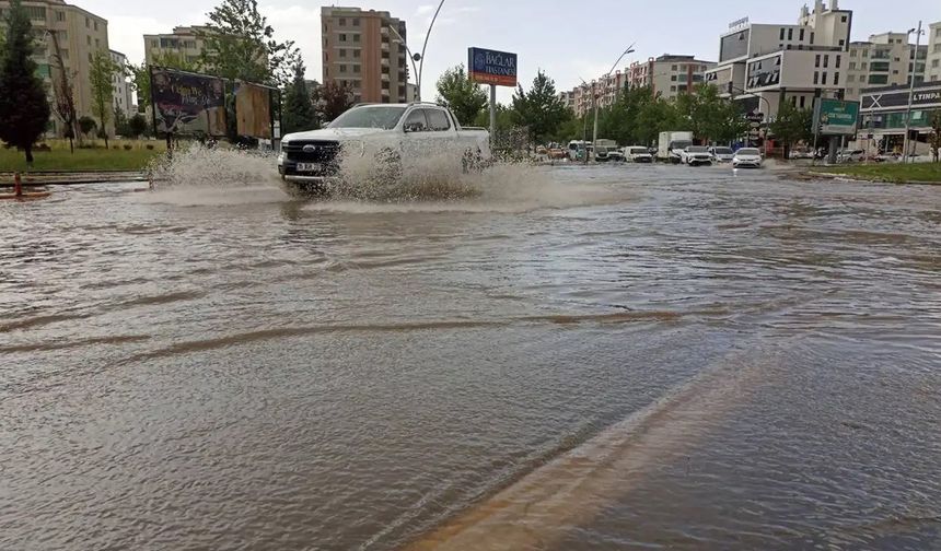 Diyarbakır'da Şiddetli Yağış: Şehir Sular Altında