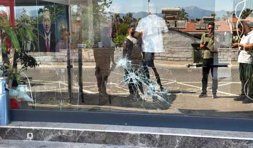Fethiye’de AK Parti İlçe Başkanlığına Taşlı Saldırı