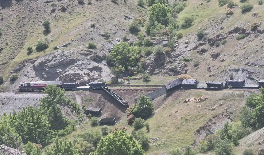 Elazığ-Diyarbakır Hattında Yük Treni Raydan Çıktı