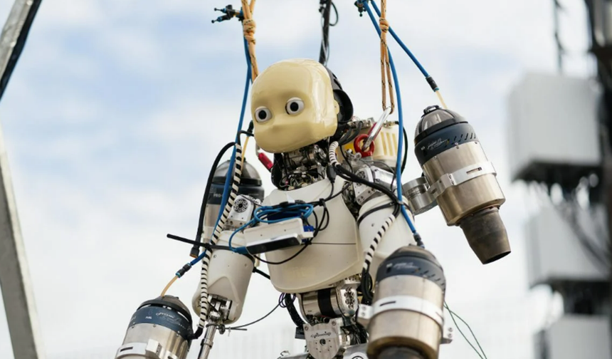 Jet Motorlu Robot İlk Kez Havalandı!