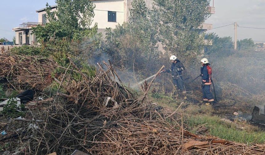 Yalova İtfaiyesi, Bayraktepe ve Bağlarbaşı’nda Çıkan Çöp Yangınlarını Anında Söndürdü