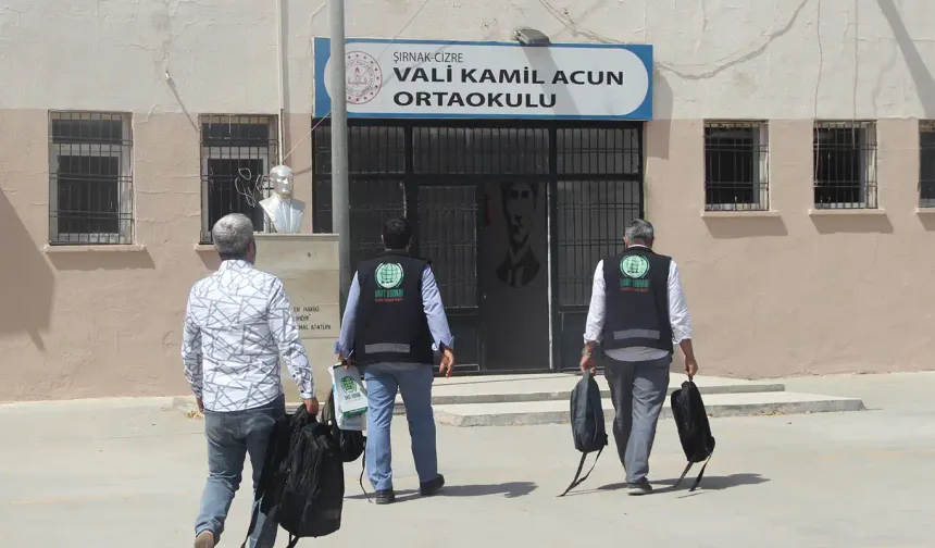 Cizre’de Umut Kervanı’ndan öğrencilere kırtasiye desteği