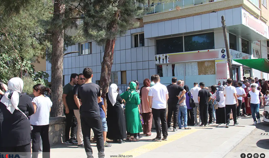 Diyarbakır’da okul kıyafeti kuyruğu: Veliler tepkili