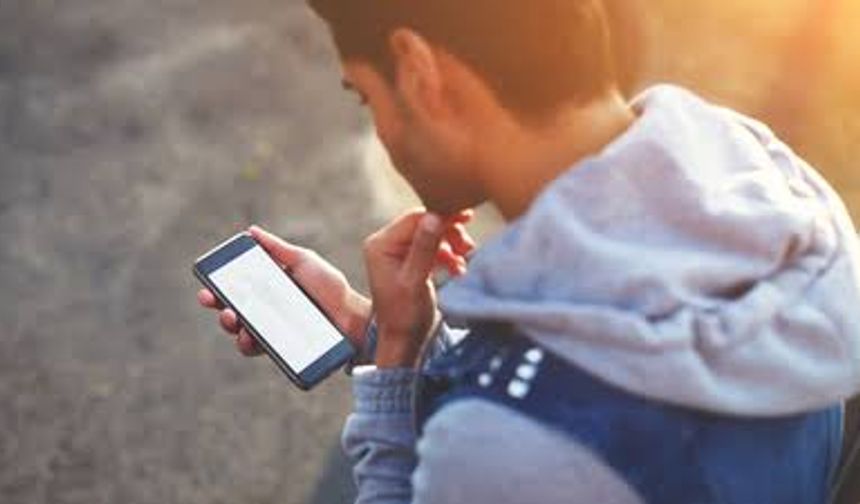 Boyun Ağrılarının Yeni Nedeni: Uzun Süre Telefon Kullanımı
