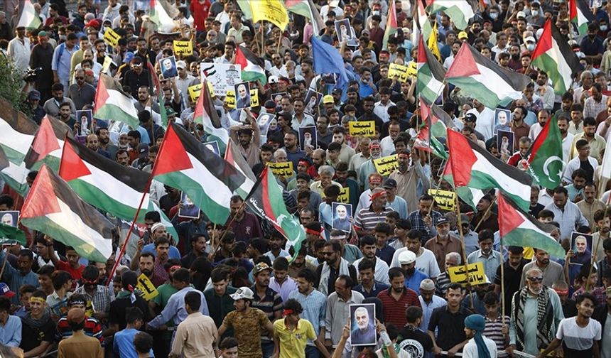 Pakistan’da Binlerce Kişi Gazze İçin Sokağa Döküldü