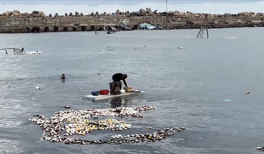 İsrail donanması Gazze’de 5 balıkçıyı alıkoydu.