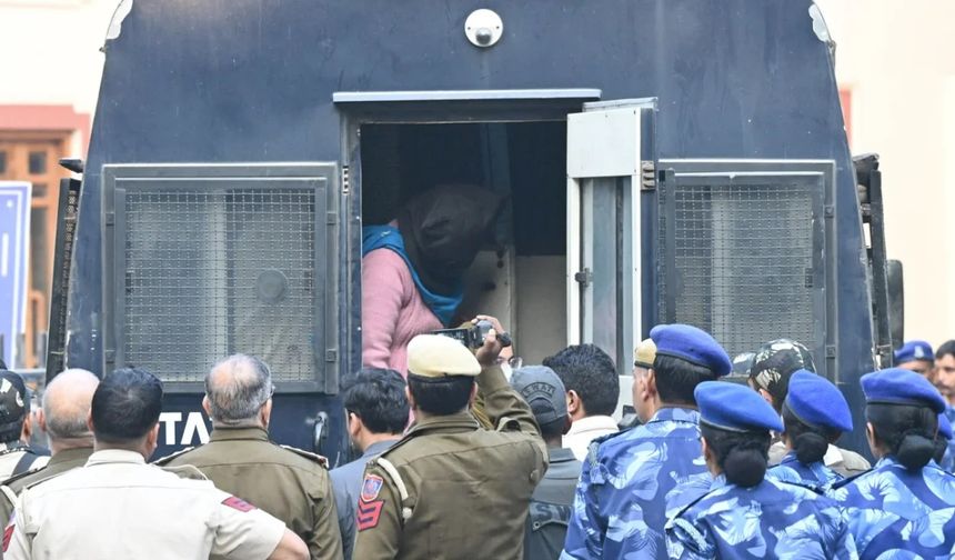 Keşmir’de Yürek Burkan Dram: Çağrı Yapan Baba Kendini Ateşe Verdi